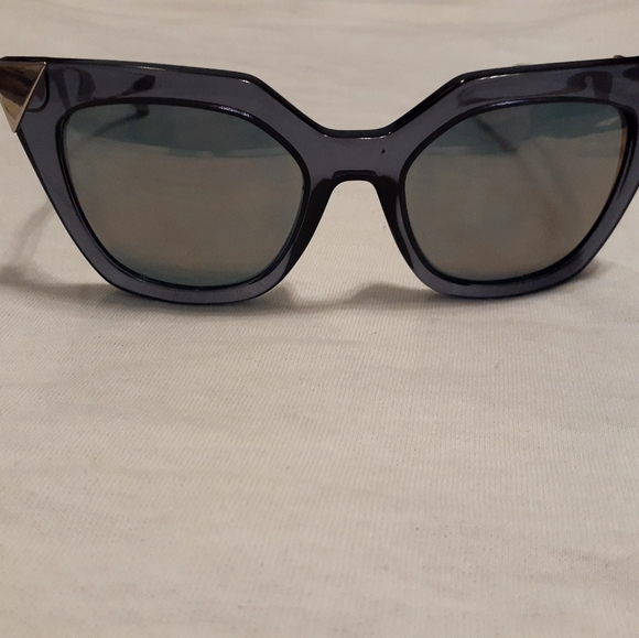 Cat Eye Fendi Sunglasses (Womans) - Picture 5 of 9